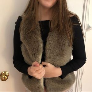 **** SOLD****Faux Fur Aritzia Vest. Size XS